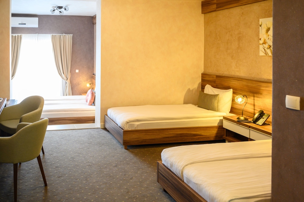 Basic Quadruple Room photo 2