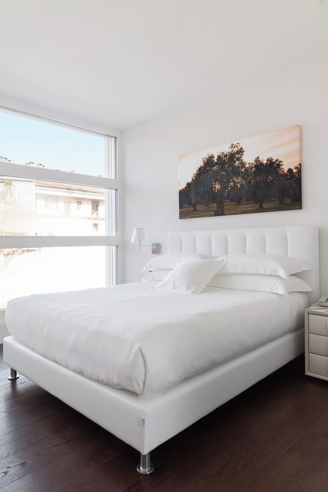 Double room DELUXE, 1 queen bed, with parking space photo 1