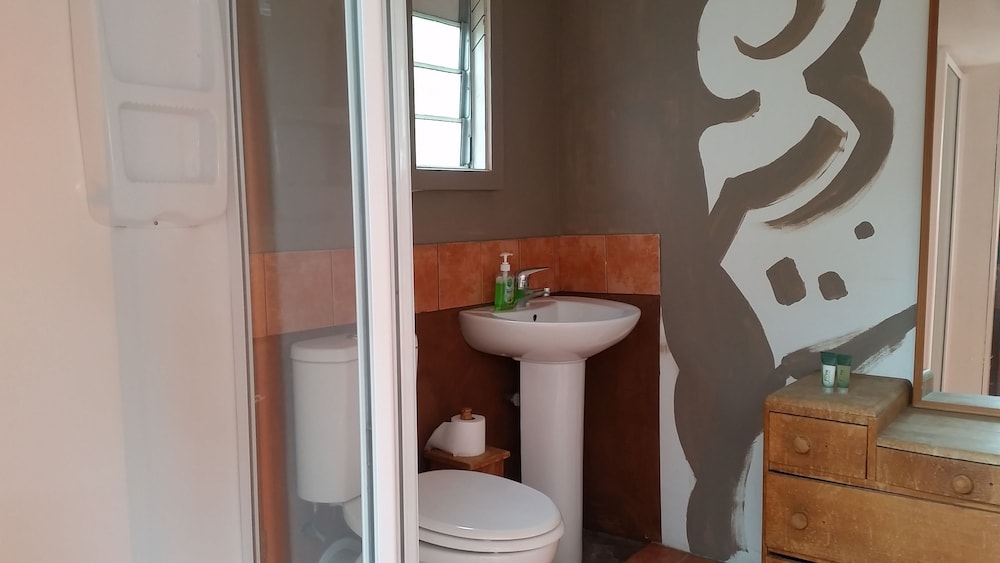 Double Room, Shared Bathroom - Photo 5