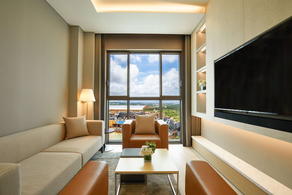 [Hanbok+Casino PKG] Junior Suite, Bathtub (Sky pool + Water park for 2)+Hanbok rental+Casino voucher photo 3