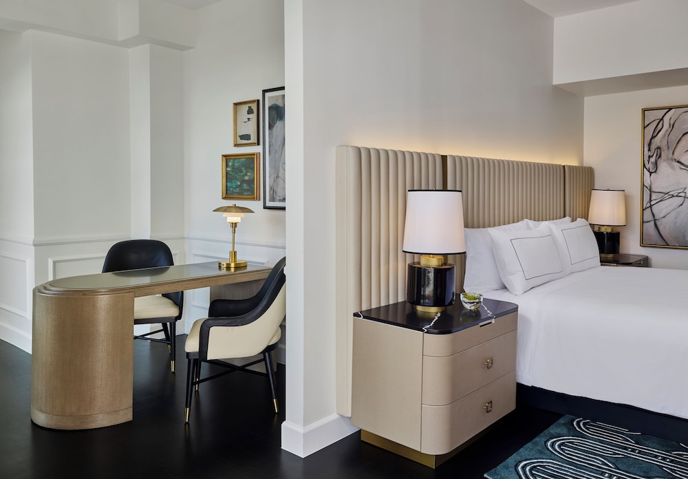 Suite, 1 King Bed thumbnail 5