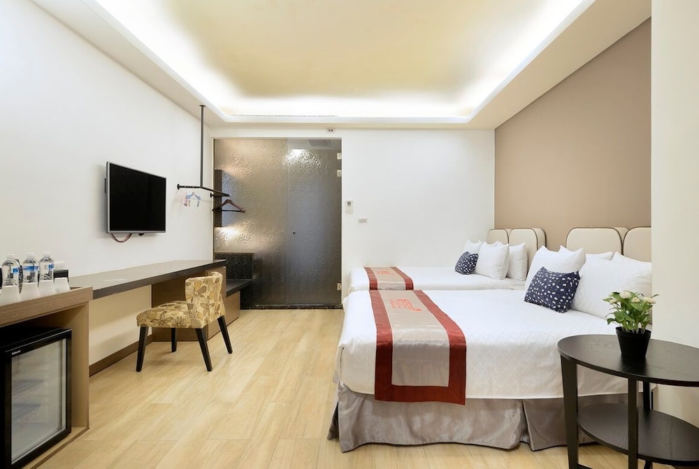 Standard Quadruple Room, 2 Double Beds, Ensuite photo 2