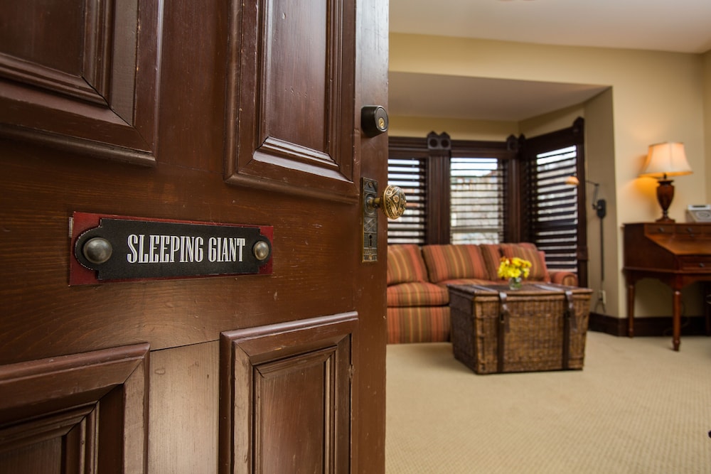 Sleeping Giant (1 Queen Bed With Sofabed) photo 2