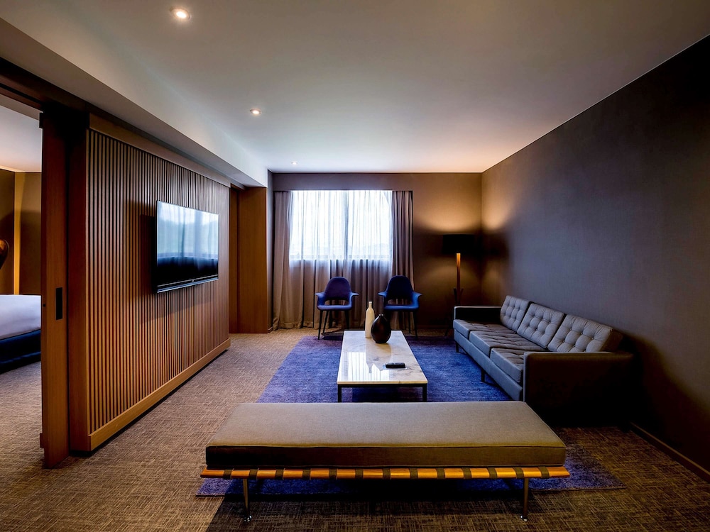 Executive Suite, 1 King Bed, Business Lounge Access