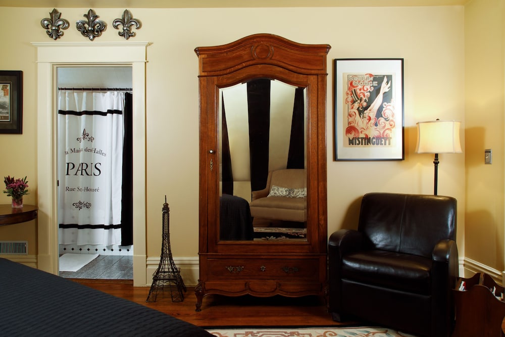 Black and White Room photo 3