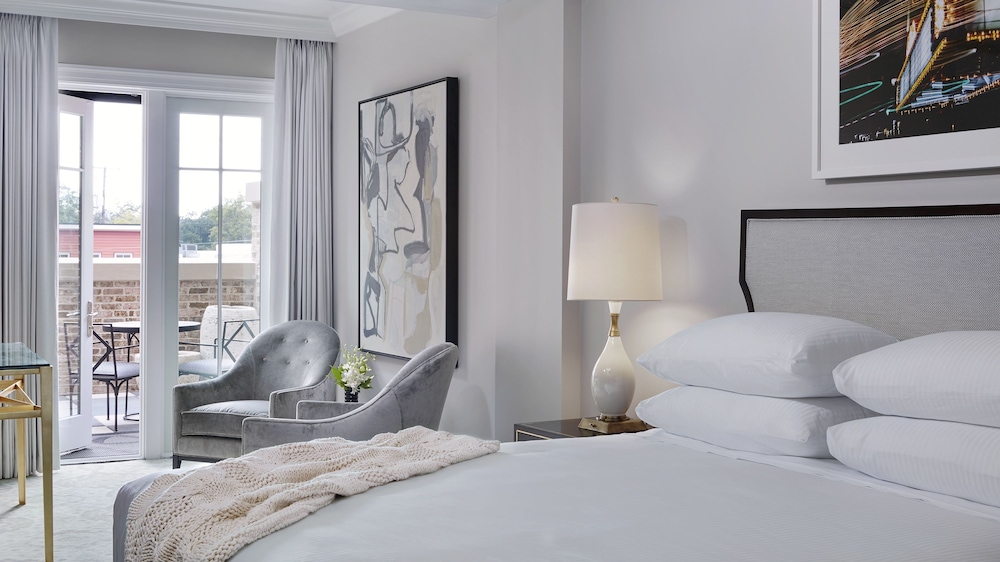 Deluxe Suite, 1 King Bed, Courtyard Area