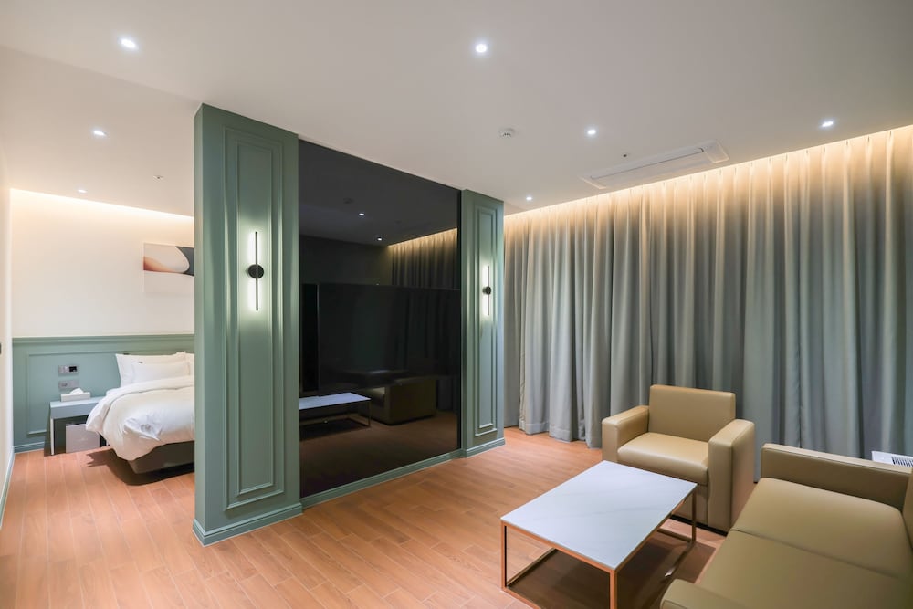 Premier Suite Twin Room - Photo 1