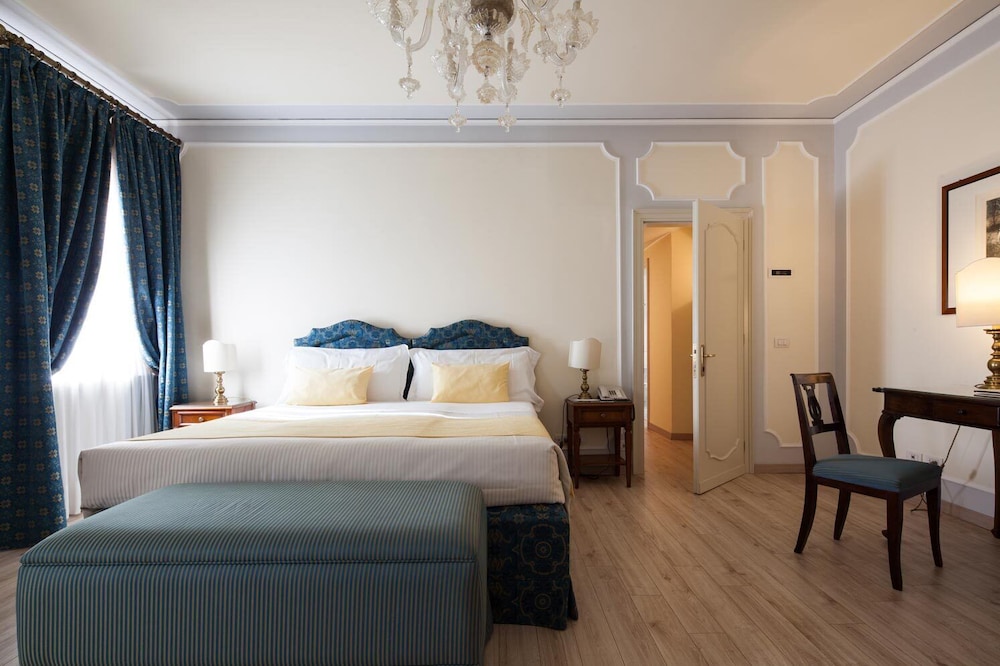 Junior Suite (Non Smoking) photo 3