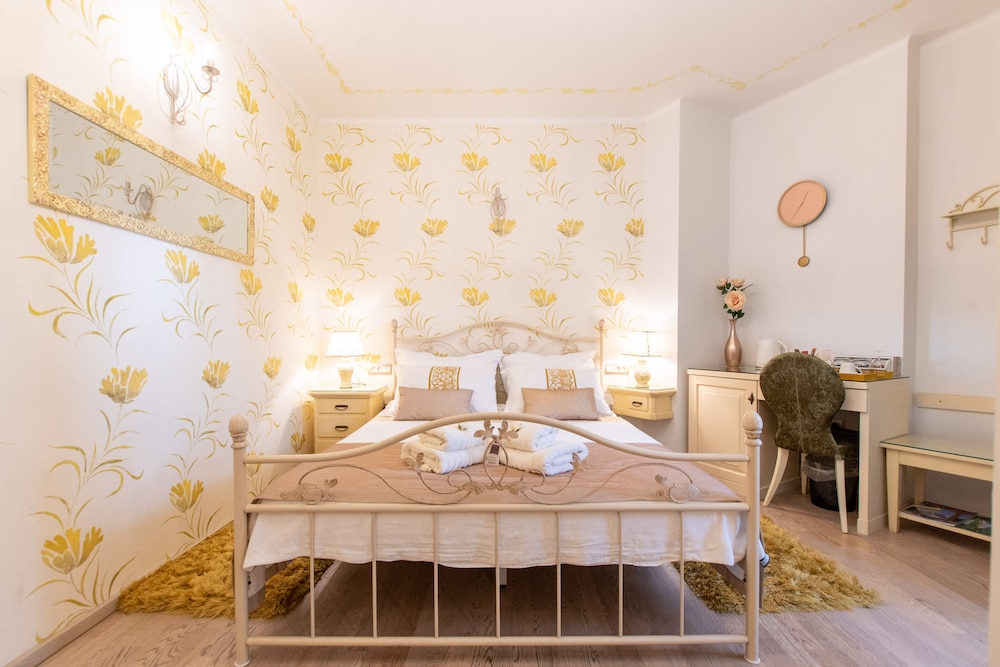 Deluxe Double Room, Balcony - Photo 2