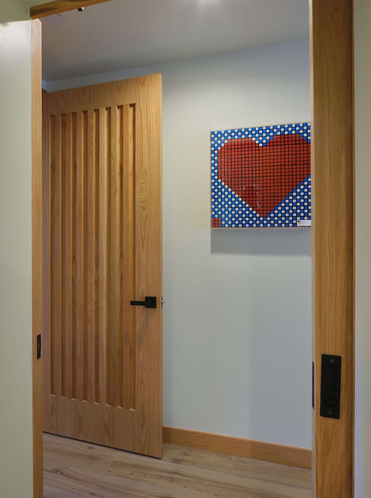 Room, 1 King Bed (Atrium View) - Photo 4