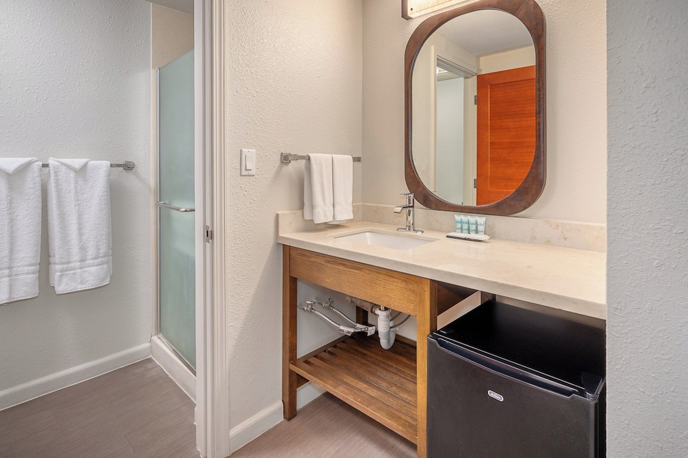 Room, 1 King Bed, Oceanfront - Photo 1
