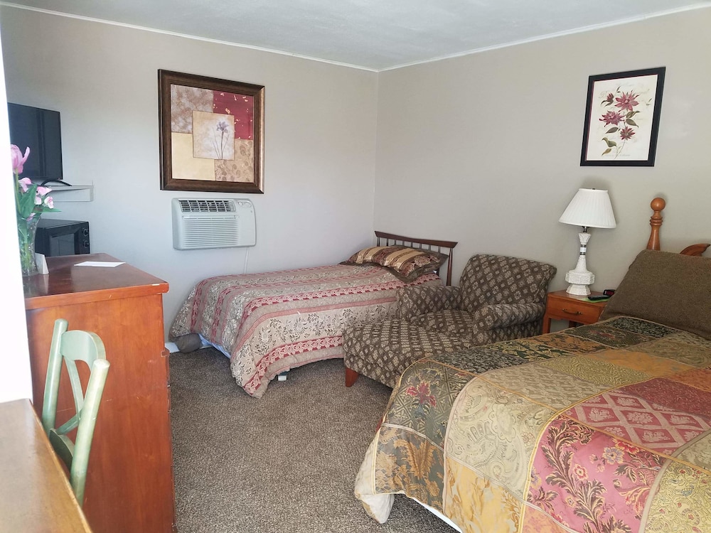 Economy Double or Twin Room, Multiple Beds, Non Smoking, Refrigerator & Microwave photo 1