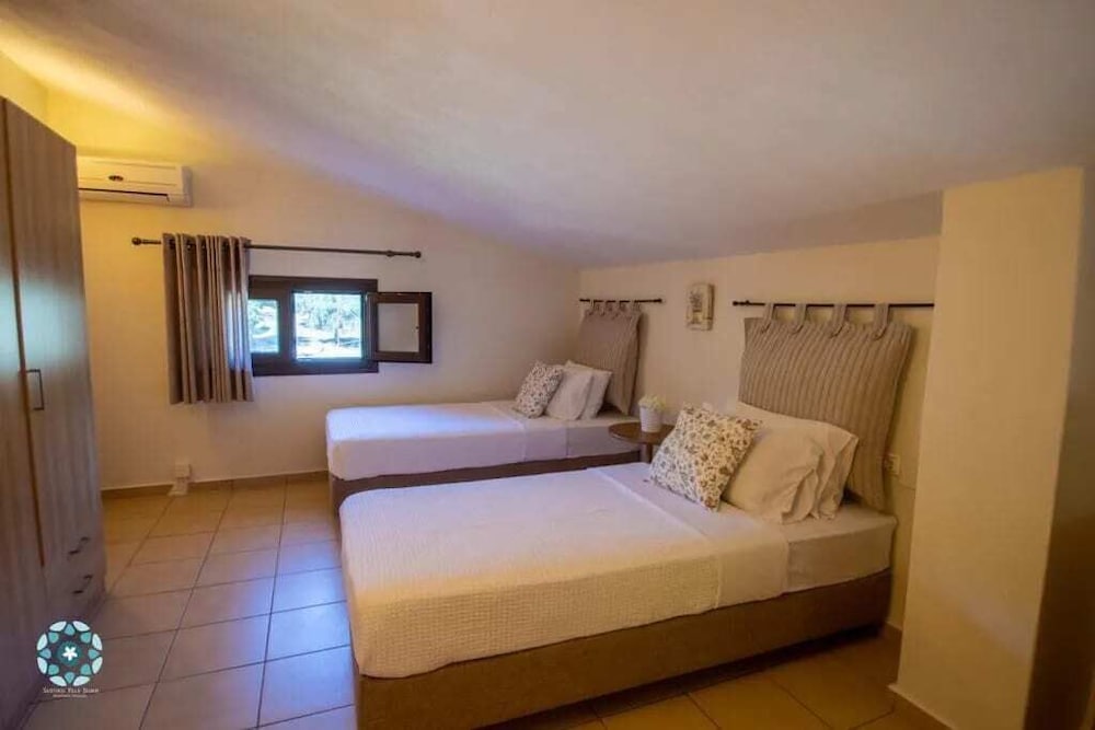 Luxury Villa photo 1