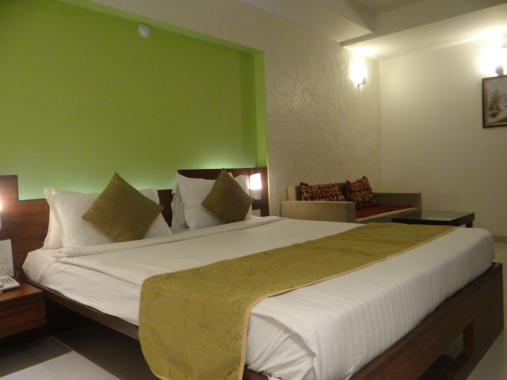 Superior Room, 1 King Bed photo 3