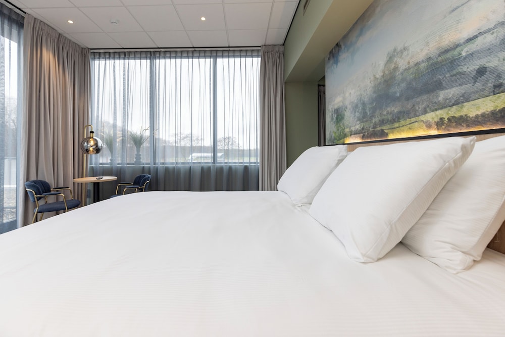 Suite, Balcony and Bathtub - Photo 4