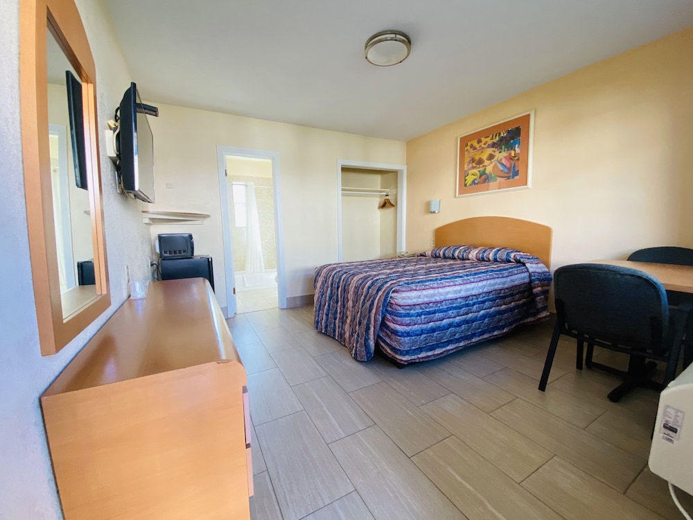 Standard Room, 1 Queen Bed - Photo 1