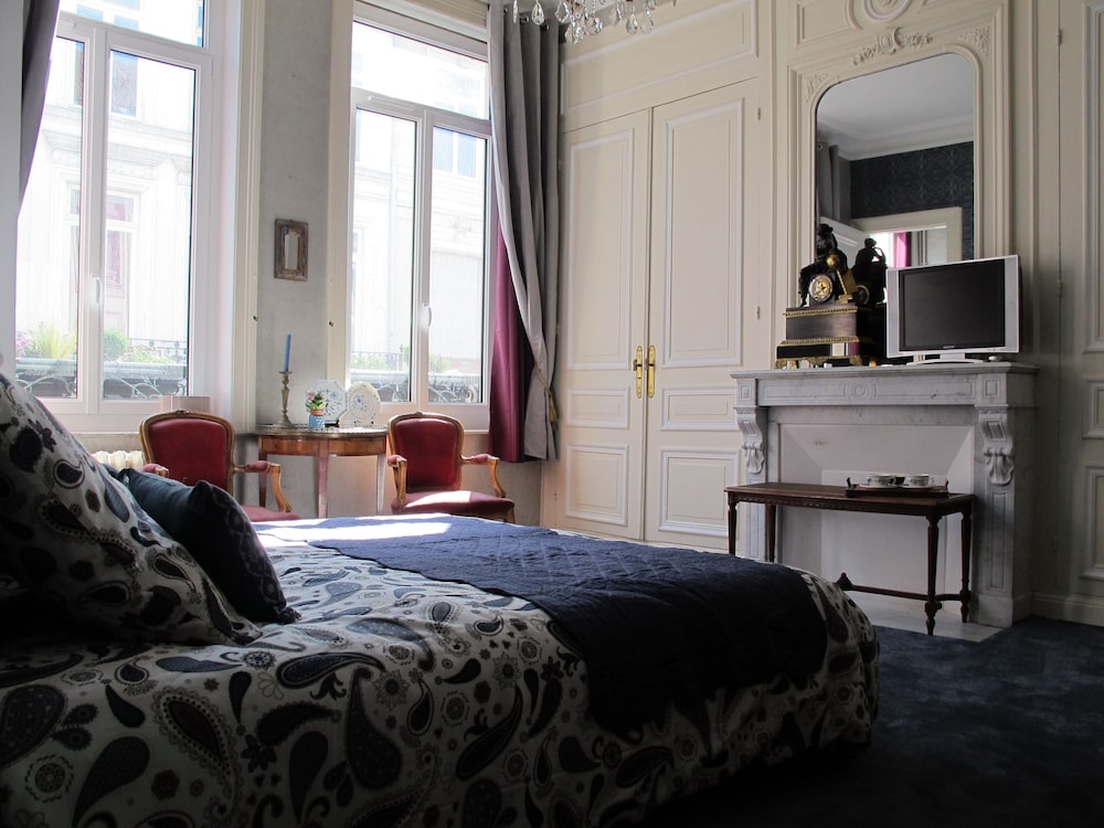 Double or Twin Room, Private Bathroom (La chambre Voltaire)