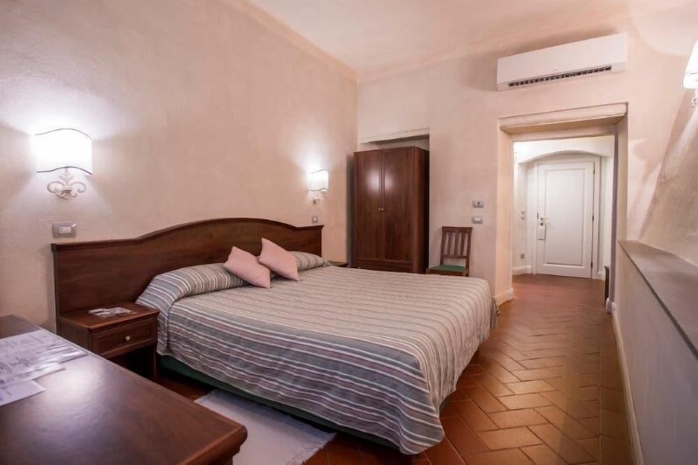 Economy Double or Twin Room, Pool Access photo 3