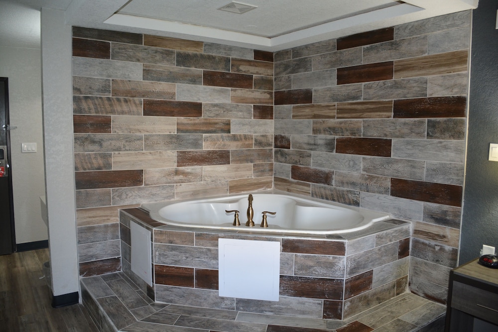 Room, 1 King Bed, Jetted Tub photo 3