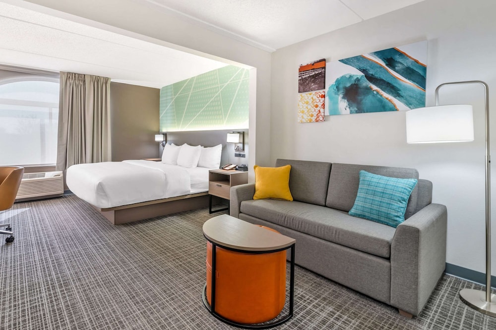 Standard Room, 1 King Bed, Non Smoking - Photo 2