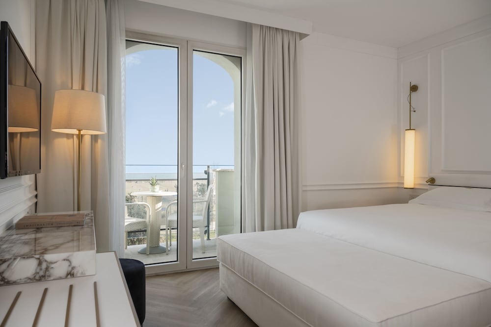 Deluxe Double Room Single Use (Spa use included) - Photo 1