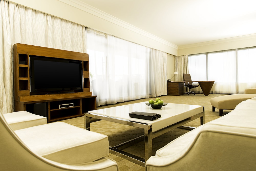 Suite, 1 King Bed - Photo 2