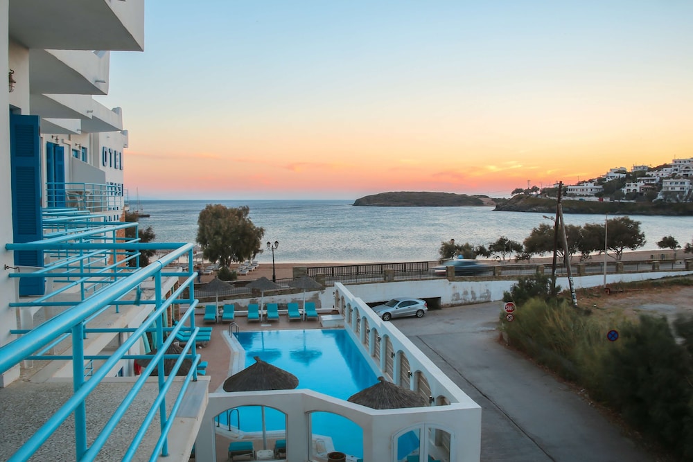 Superior Room, 3 Twin Beds, Balcony, Partial Sea View photo 2