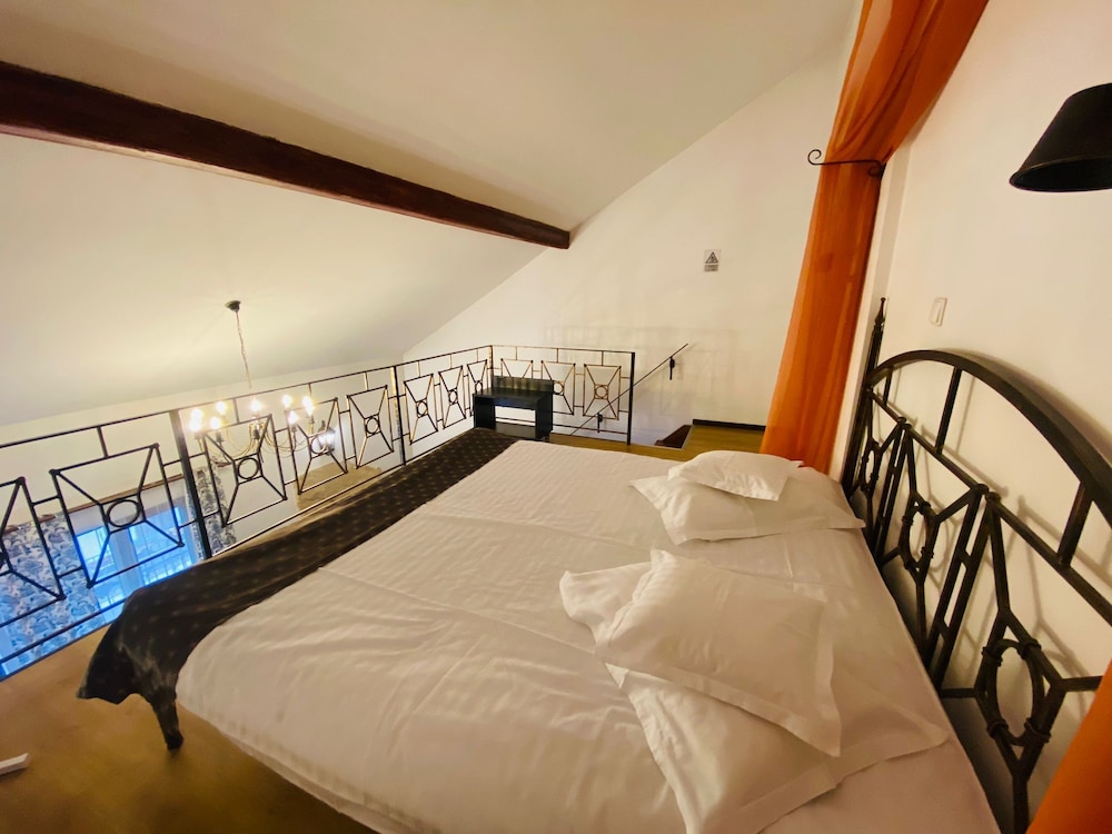 Basic Double Room, 1 Queen Bed, Non Smoking, Garden View