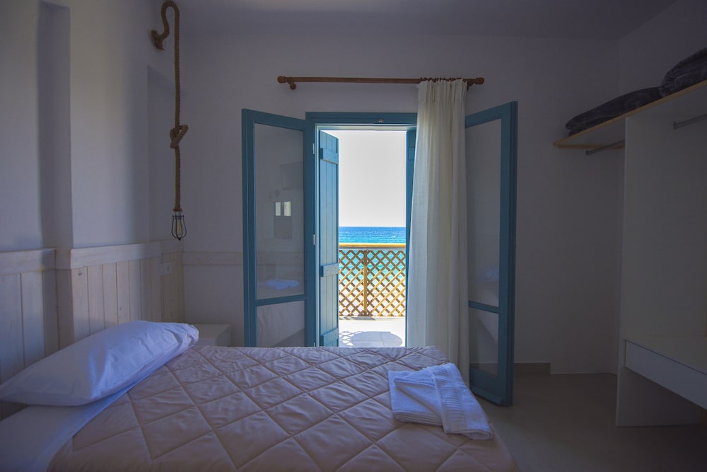 Basic Double Room, 2 Twin Beds, Non Smoking, Sea View photo 1