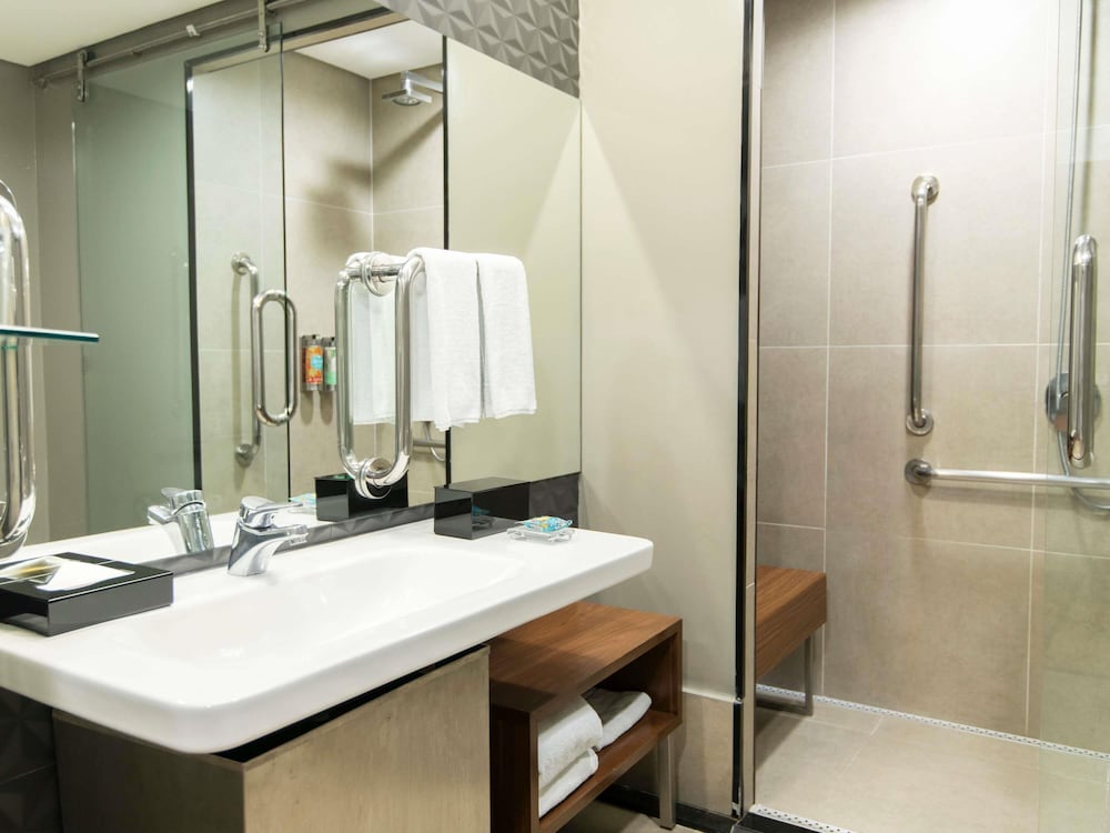 Executive Room, 1 Queen Bed, Accessible (Accessible) photo 2