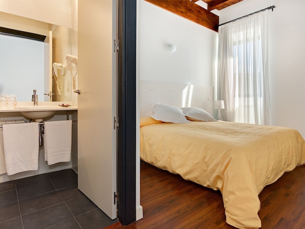 Double or Twin Room, Ensuite, Mountain View photo 2