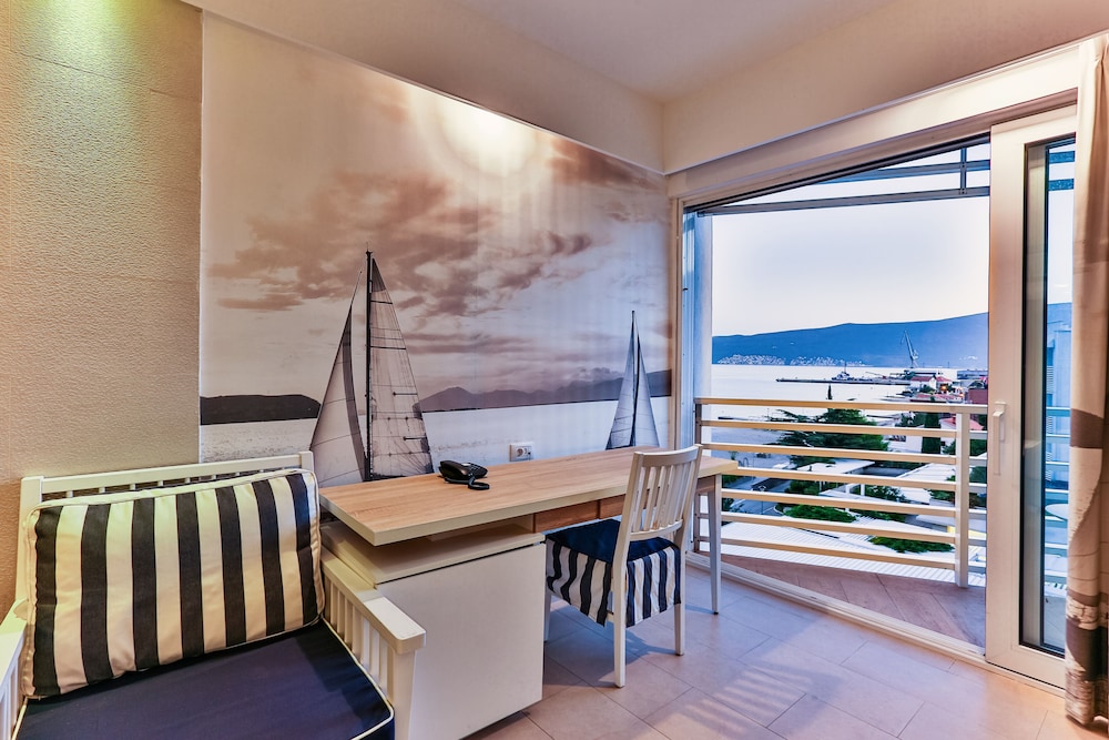 Family Room, Partial Ocean View photo 1