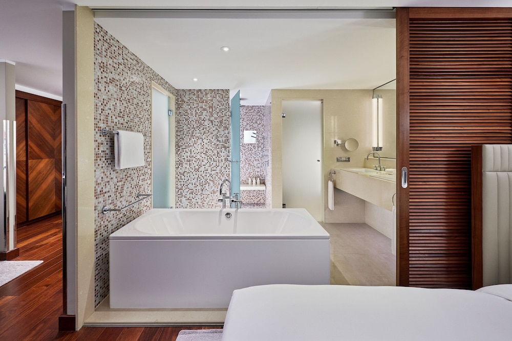 Grand Room, 1 King Bed - Photo 7