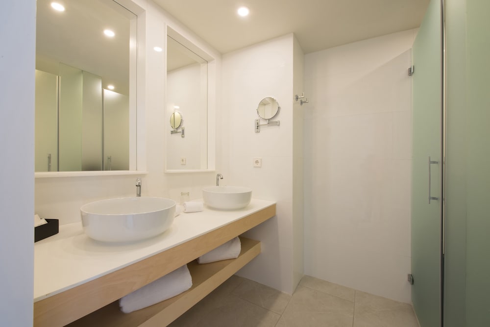 Superior Double Room, Beachfront thumbnail 5