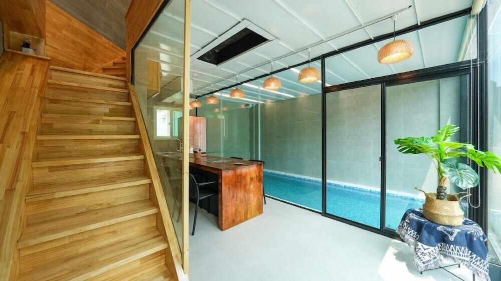 Room (F2) - Photo 2