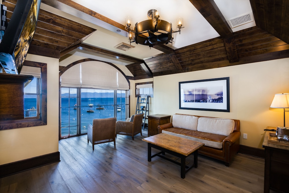 Luxury Suite, 1 King Bed with Sofa bed, Lake View photo 1