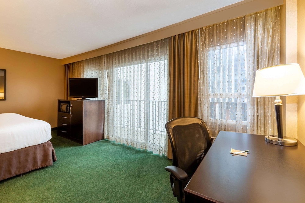 Room, 1 King Bed, Non Smoking - Photo 4