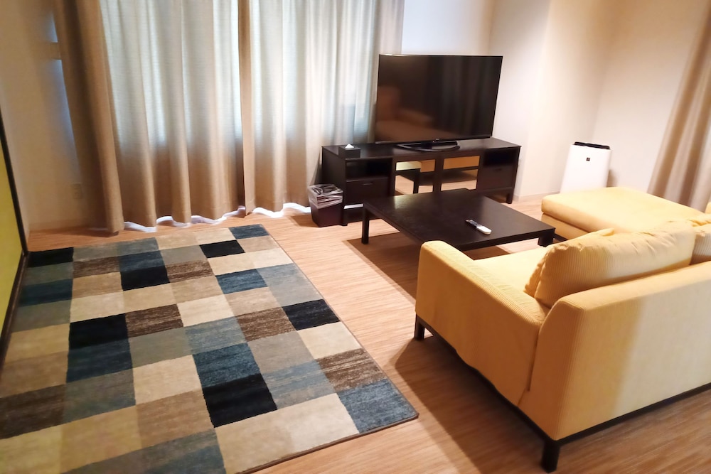 Family Suite (With 4 Beds), Non Smoking photo 2