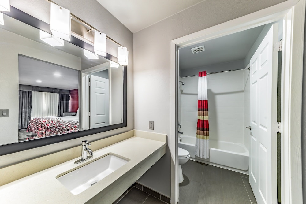 Deluxe Room, 2 Queen Beds (Smoke Free) - Photo 2