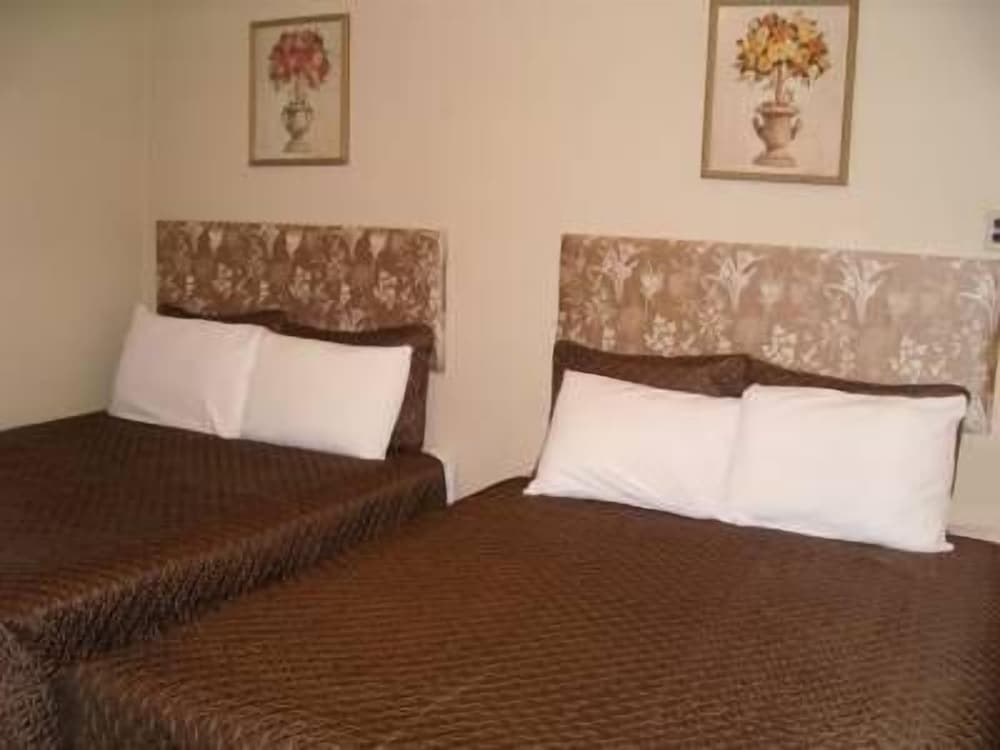 Queen Room with Two Queen Beds photo 1