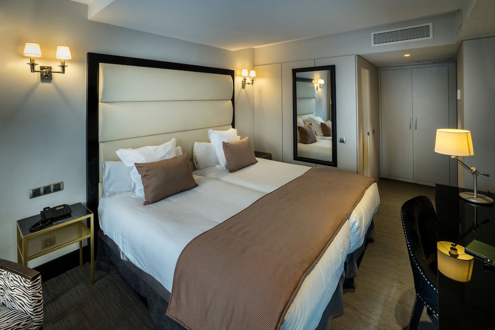 Deluxe Double Room - Photo 13