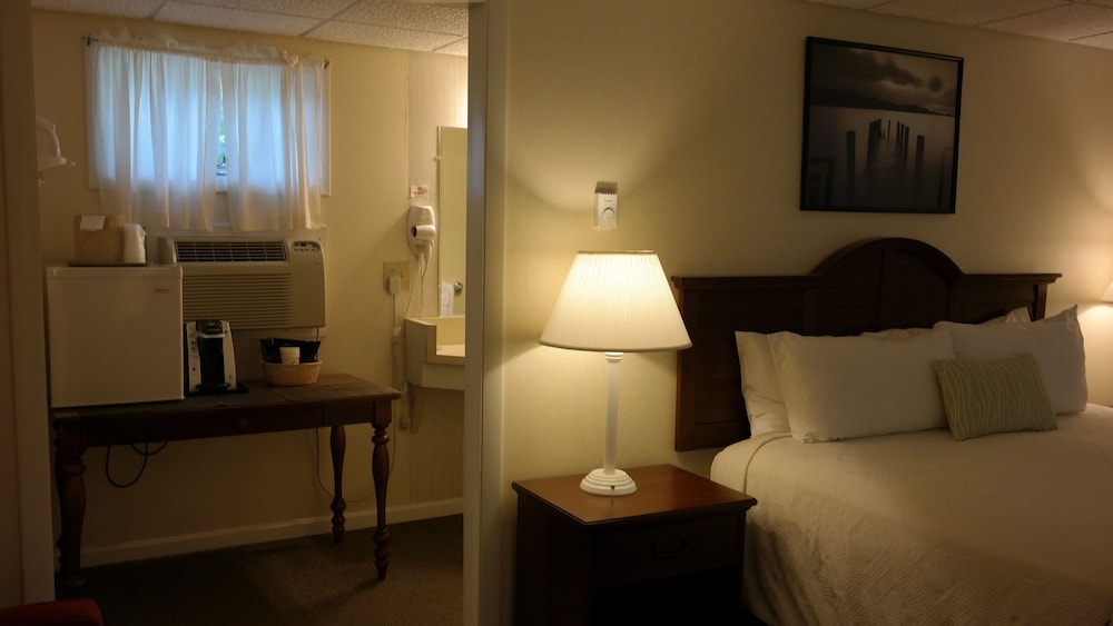 KING BED WITH SOFABED - TOWN MOTEL - 1ST FLOOR photo 3