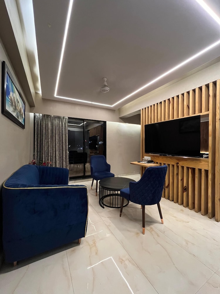Luxury Suite - Photo 5