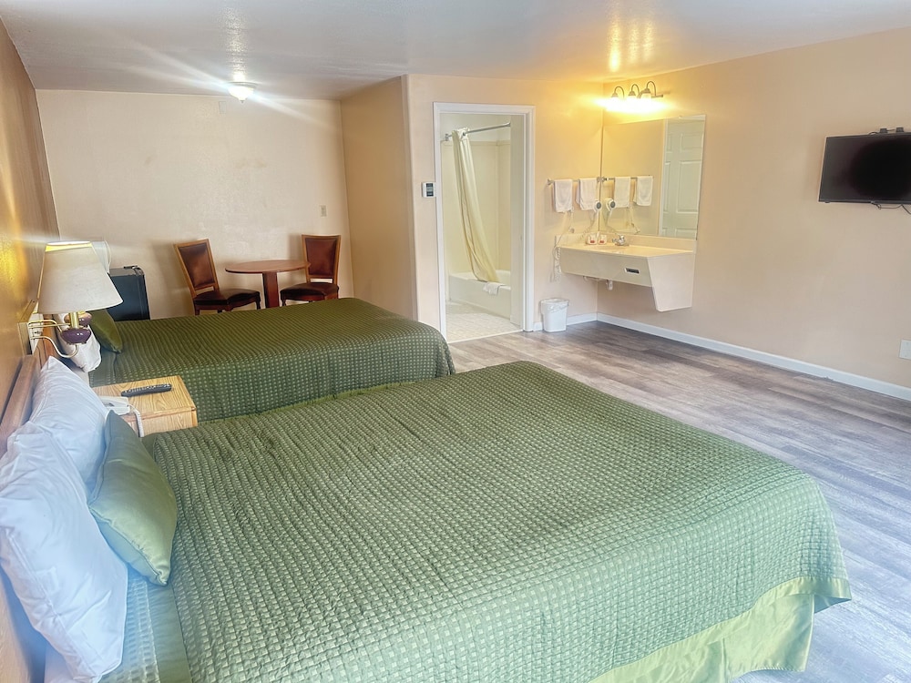 Standard Double Room, 2 Queen Beds photo 3