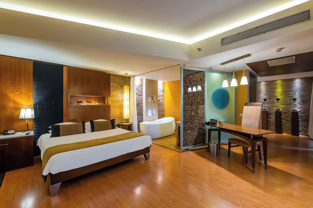 Suite with Bathtub, 2 way Airport Transfer - Photo 9