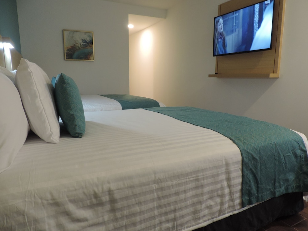 Standard Double Room, 2 Queen Beds - Photo 8