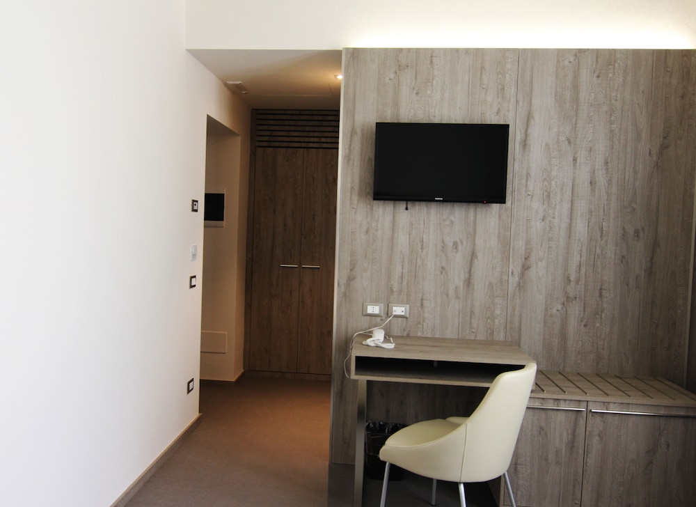 Standard Double Room Single Use, Ensuite thumbnail 6