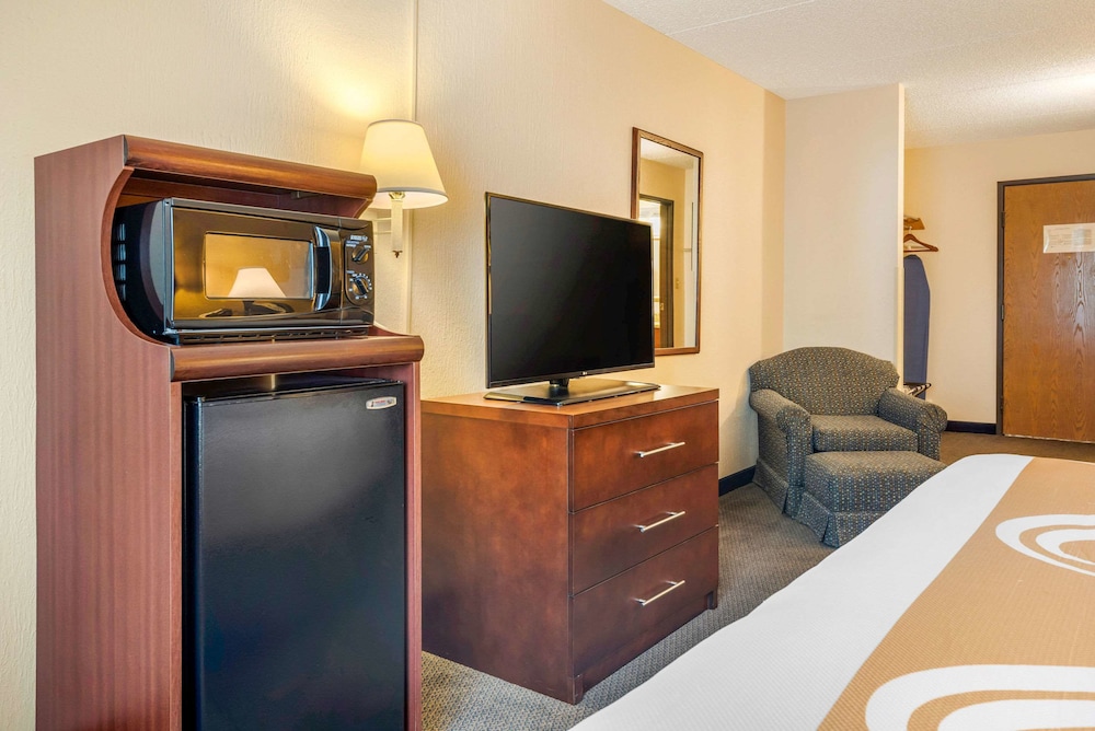 Standard Room, 1 King Bed, Non Smoking photo 2