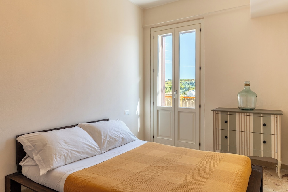 House, 2 Bedrooms, Hill View