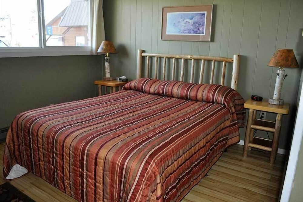 Suite, 1 Queen Bed, Kitchen, Lake View (With Island) photo 1